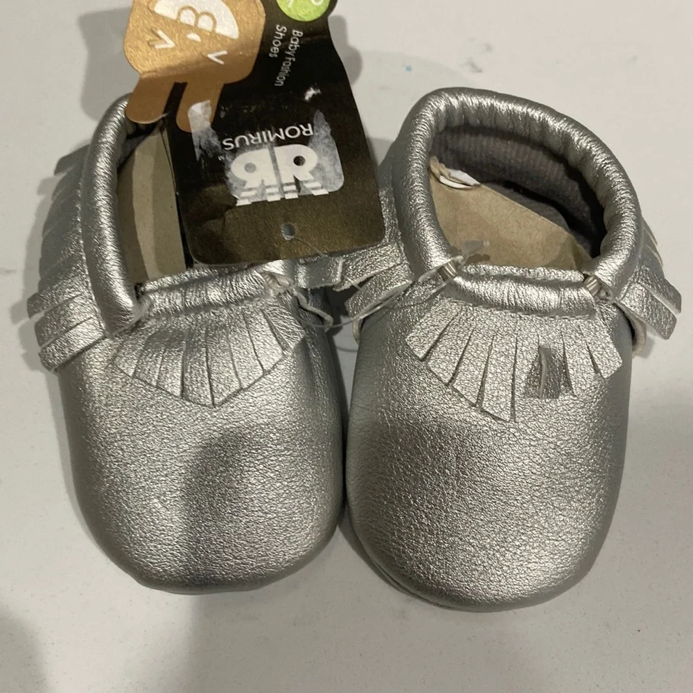 Romirus baby shoes Baby Moccasins fringe NWT silver 0-6 months size 1